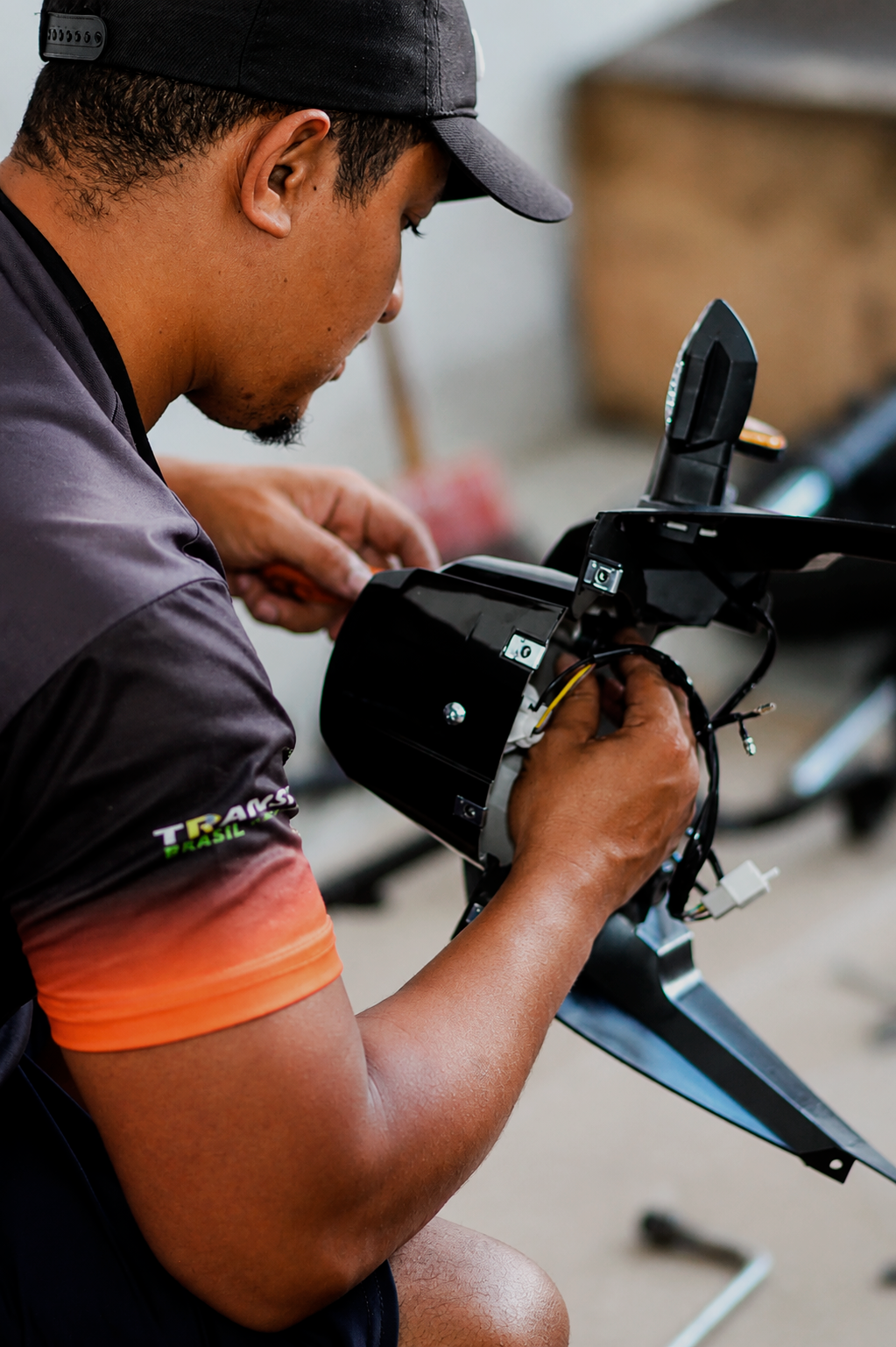 Mecânico da Eixo 27 realizando manutenção em bike elétrica em Rio das Ostras